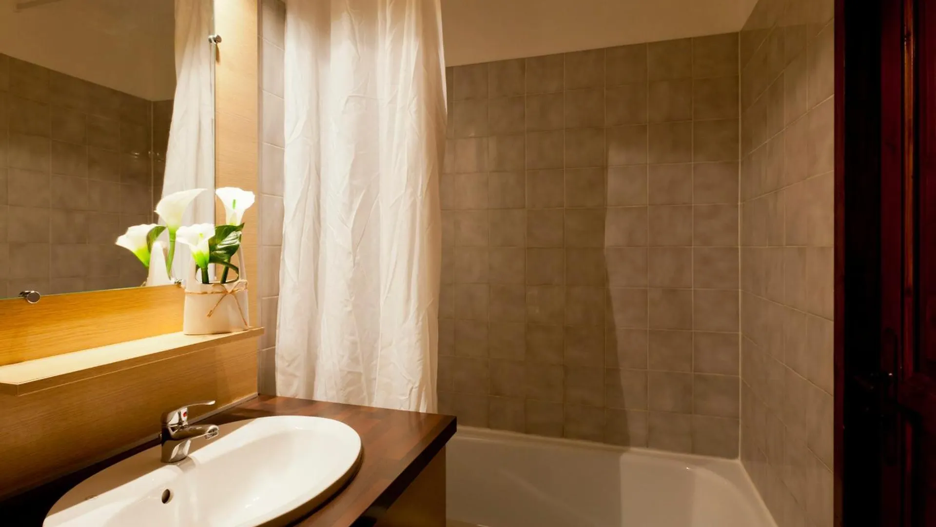 Studio Equipe Avec Balcon, Proche Thermes Et Centre, Calme - Fr-1-512-233 Brides-les-Bains 0*,  France